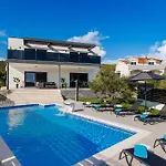 Dal' Mares Villa *