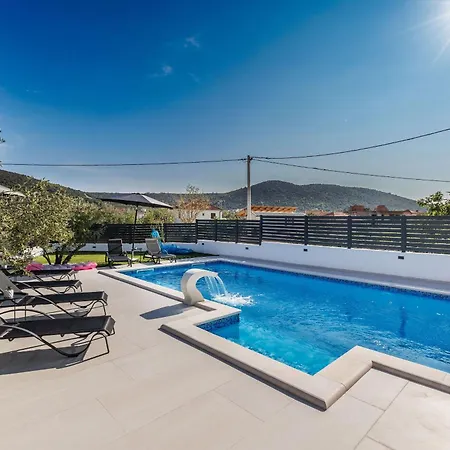 فيلة Dal' Mares Vinišće